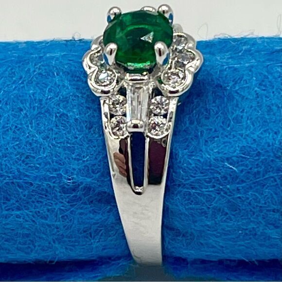May Birthstone Faux Round Green Emerald Rhinestone Mini Cluster Silver Tone Ring - Picture 3 of 12